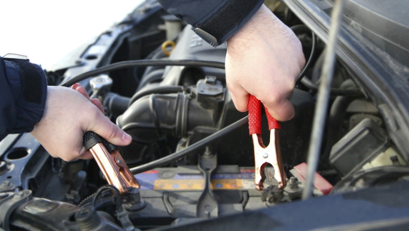 Как заводить автомобиль с севшим аккумулятором