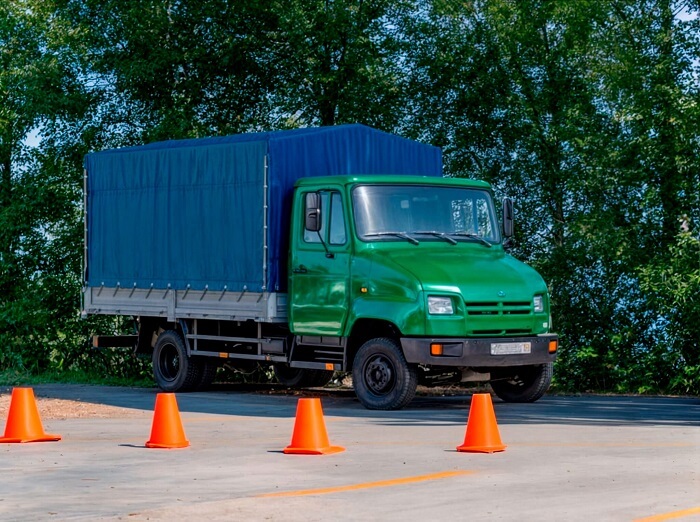 Обучение на категорию C в автошколе Дистанция в Санкт-Петербурге. ✅️ Фиксированная стоимость, ⏩ теория и практика с опытными инструкторами. Подготовьтесь к экзаменам и получите права на управление грузовым автомобилем уверенно и быстро!